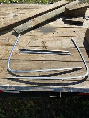 1971 Chrysler Newport 4 door rear window back glass backglass chrome trim set Foto 1 de 4