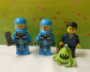 Lego 7066  Alien Conquest EARTH DEFENSE HQ Alien Clinger AND 3 MINI FIGURES 2011 - Picture 1 of 3