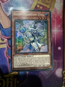 Silent Magician Zero - MP25-EN060 - Prismatic Secret Rare YuGiOh  - Bild 1 von 1
