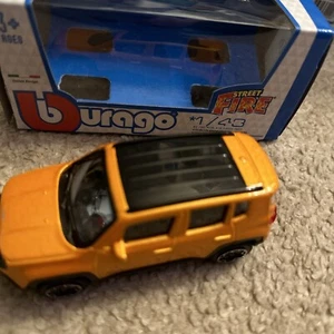 Jeep Renegade in Orange - Burago 'Street Fire' Model Scale 1:43 new in Box - Picture 1 of 4