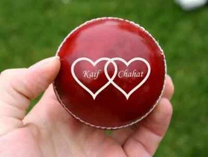 Pelota de cuero de cricket personalizada, dos corazones diseño grabado bola de cuero de cricket - Imagen 1 de 8