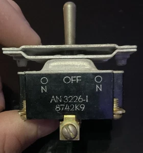 Interruttore a levetta vintage interruttore a levetta on-off-on martello taglierino AN3226-1 / 8742K9 - Foto 1 di 5