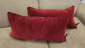 Newport Samt rot Lendenkissen 24” x 12” mit Federeinsatz - Paar - Bild 1 von 4
