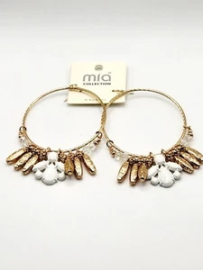 Pendientes de aro grandes en tono dorado de la colección Mia con cactus blancos y cuentas - Imagen 1 de 4