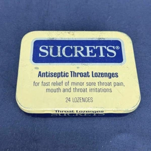 Caja de hojalata retro Sucrets - contenedor de pastillas para garganta azul y amarillo (dije vintage) - Imagen 1 de 5