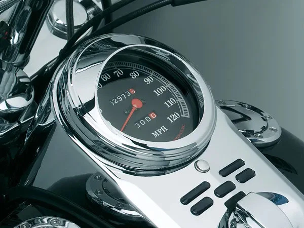 Anillo de ajuste del velocímetro Kuryakyn con visera para modelos Harley Foto 1 de 1