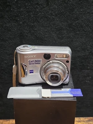 Sony Cybershot DSC-S60 Silver 4.1 MP Carl Zeiss Lens Camera Tested Has SD CARD - Image 1 of 4