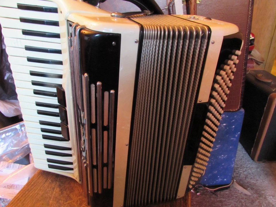 Acordeão Stanelli, 120 graves, 17" KB,.2/4 palhetas, LM, bom estado - Imagem 1 de 4