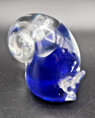 Pisapapeles de caracol de vidrio artístico bohemio Hut Princ - remolino azul y transparente ~ 11 oz Foto 1 de 4