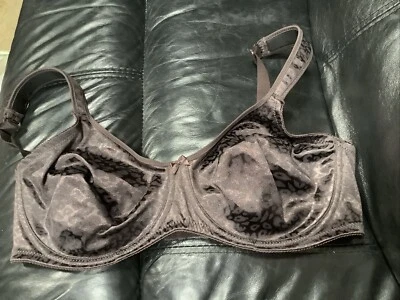 🎀 Sujetador minimizador sin costuras con aros 40C correa ancha cómoda estampado marrón Naturana Foto 1 de 4