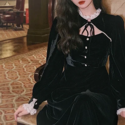 Vestido de encaje de terciopelo negro mediano oscuro Academia Foto 1 de 3