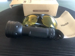 Taotronics 51 UV Flashlight TT-FL002 with Glasses and manual - Picture 1 of 3