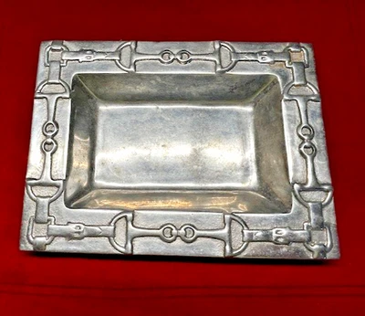 Plato rectangular Arthur Court Equestrian Catch All placa de aluminio propiedad de la socialité Foto 1 de 4