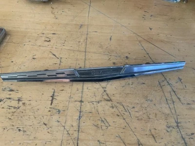 Pontiac Catalina 1966 emblema guardabarros trasero # 7587224 Foto 1 de 3