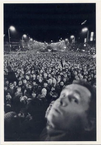 Director de escena metafísico de la revolución, Praga 1989•Foto Stecha POSTAL - Imagen 1 de 1