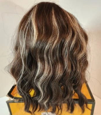 NUEVA Peluca Rubia Unicornio 12" Marrón Ondulado con Flequillo y Destacados Rubios Uso Diario Foto 1 de 4