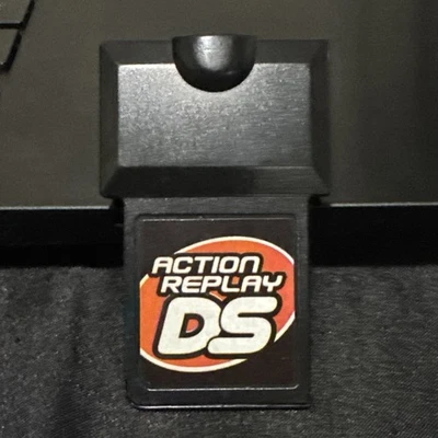 Action Replay DS (Nintendo DS) Autentico Testato - Solo Cartuccia - Raro  - Immagine 1 di 3