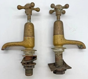 Antiguo par posiblemente victoriano de grifos de baño/fregadero de latón frío y caliente - Imagen 1 de 6