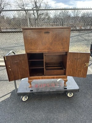 Mueble bar vintage moderno de mediados de siglo de madera de cerezo Foto 1 de 4