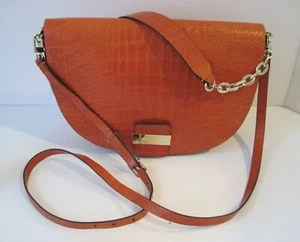 Bandolera/bolso de mano Trina Turk naranja cuero cocodrilo con solapa a presión - Imagen 1 de 7