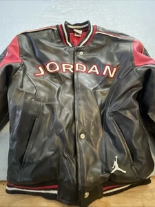 Chaqueta Universitaria de Cuero JORDAN 23 De Colección Rara Juvenil M Se Ajusta Como Adulto Pequeña - Imagen 1 de 18