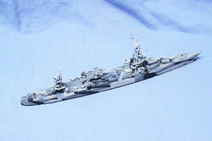 1:700 Modellbausatz Schiff Kreuzer WW2 gebaut - bemalt - Bild 1 von 3