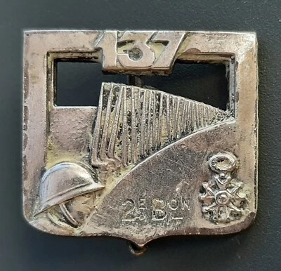Insigne 137° RI 2° Bataillon Régiment Infanterie casque adrian ORIGINAL BADGE - Photo 1/2