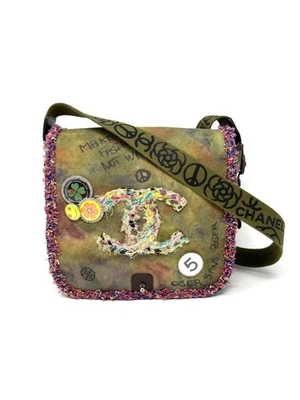 Bolso Mensajero Chanel Graffiti On The Pavements Caqui Multicolor Pasarela Foto 1 de 4