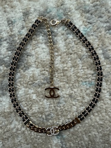 Collana girocollo CHANEL in pelle di agnello oro con cristallo CC