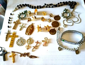 Vintage GEMISCHTES RELIGIÖSES SCHMUCK KONVOLUT OHRRINGE, ANSTECKNADELN, ARMBÄNDER, ANHÄNGER - Bild 1 von 24