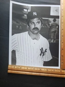 THURMAN MUNSON GLOSSY PHOTO BLACK & WHITE 8 X 10 NEW YORK YANKEES - Picture 1 of 3