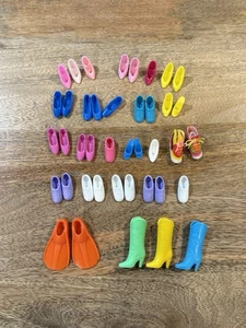 Vintage Barbie SKIPPER Schuhe Lot Paar verschiedene Sneaker und flache Highheels Stiefel - Bild 1 von 7