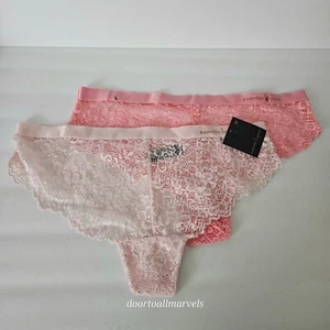 2 bragas de encaje Nanette Lepore ropa interior descarada lencería nueva con etiquetas rosa talla 1X - Imagen 1 de 9