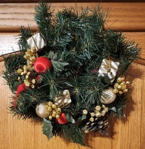 Dekorierter Mini Weihnachtskranz oder Kerzenring Tannenzapfen, Beeren, Geschenke 9 Zoll - Bild 1 von 1