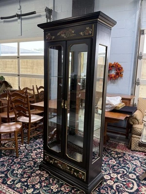 "Vitrina chinaiserie iluminada vintage de laca negra y pintada a mano 78""" Foto 1 de 4