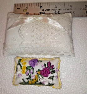 2 cuscini/cuscini fatti a mano per casa delle bambole scala 1:12 - 1:6 - OOK - Foto 1 di 5