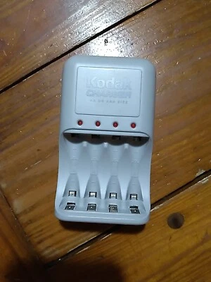 Kodak K605 Ni-MH Battery Charger for AA or AAA Size Batteries - Image 1 of 4