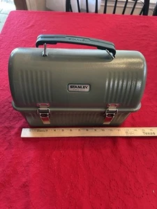 Fiambrera clásica de metal Stanley 10 cuartos/9,5 L verde martillo sin usar con etiqueta, defectos - Imagen 1 de 9