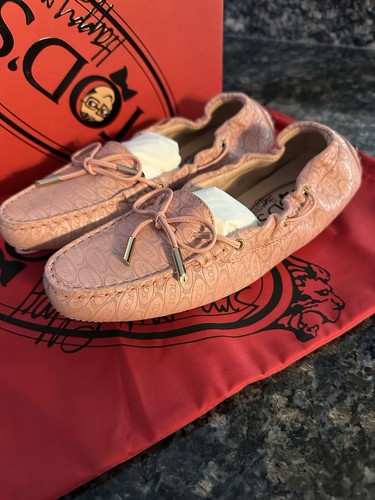 TOD’S Scarpe da guida TOD'S Heaven in pelle con logo colore rosa tenue. Nuova con scatola taglia 38 Us 8. $645