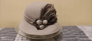 Beautiful RARE Vintage Louise Green  Beige Wool Hat w/ Velvet Bow and Feathers - Picture 1 of 9