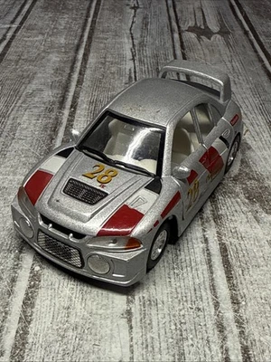 Coche de juguete Kintoy Racing plateado Mitsubishi Evolution IV tirar hacia atrás fundido a presión 1:41 Foto 1 de 4