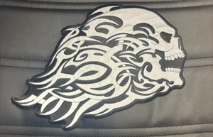 PARCHE DE MOTOCICLISTA TRASERO GRANDE CALAVERA TRIBAL REFLECTANTE HIERRO EN 12X9 PULGADAS - Imagen 1 de 1