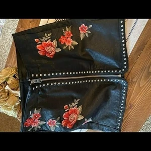 Rosen Neu mit Etikett 299 $ American Eagle Lederrock bestickt Punk 80er Bikerhose - Bild 1 von 7