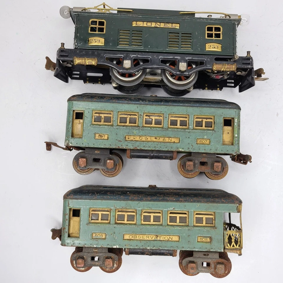 LIONEL 253 LOCOMOTIVE ENGINE & 607 PULLMAN CAR & 608 OBSERVATION CAR 0 GAUGE SET - Image 1 of 4