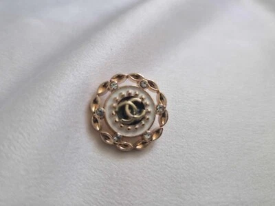 ONE CHANEL BLACK/WHITE ENAMEL BUTTON WITH CRYSTALS 23MM - Image 1 of 4