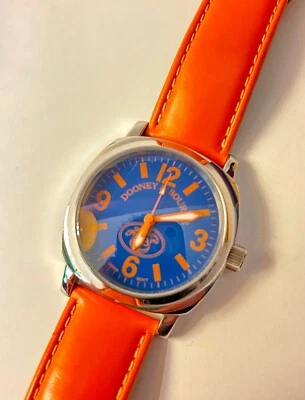 Relógio de pulso Dooney & Bourke aço inoxidável mostrador azul pulseira laranja resistente à água - Imagem 1 de 4