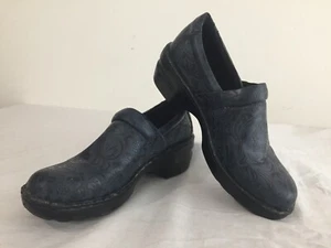 B.Ø.C. Tacones de zuecos Børn Concepts medianoche y azul floral en relieve cuero 10/42 - Imagen 1 de 12
