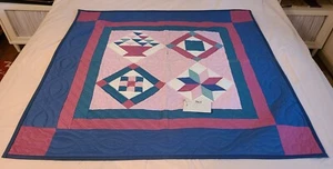 Muestreador acolchado Amish 1994 hecho a mano colgante de pared (42" cuadrado) - dañado - Imagen 1 de 5