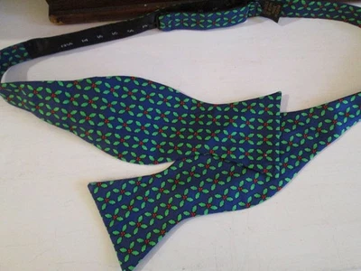 Gravata borboleta Natal azevinho 100% seda feriado ajustável vermelha, verde e marinha Alynn - Imagem 1 de 4