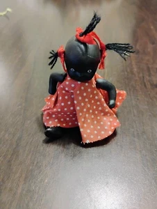 Muñeca bebé niña afroamericana pequeña de porcelana vintage en pañal de 4,25 pulgadas de longitud - Imagen 1 de 11
